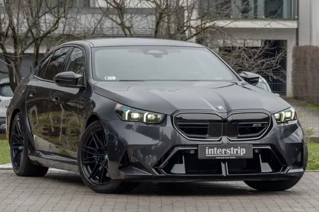 BMW M5 view 3