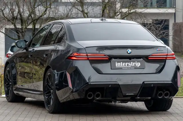 BMW M5 view 4