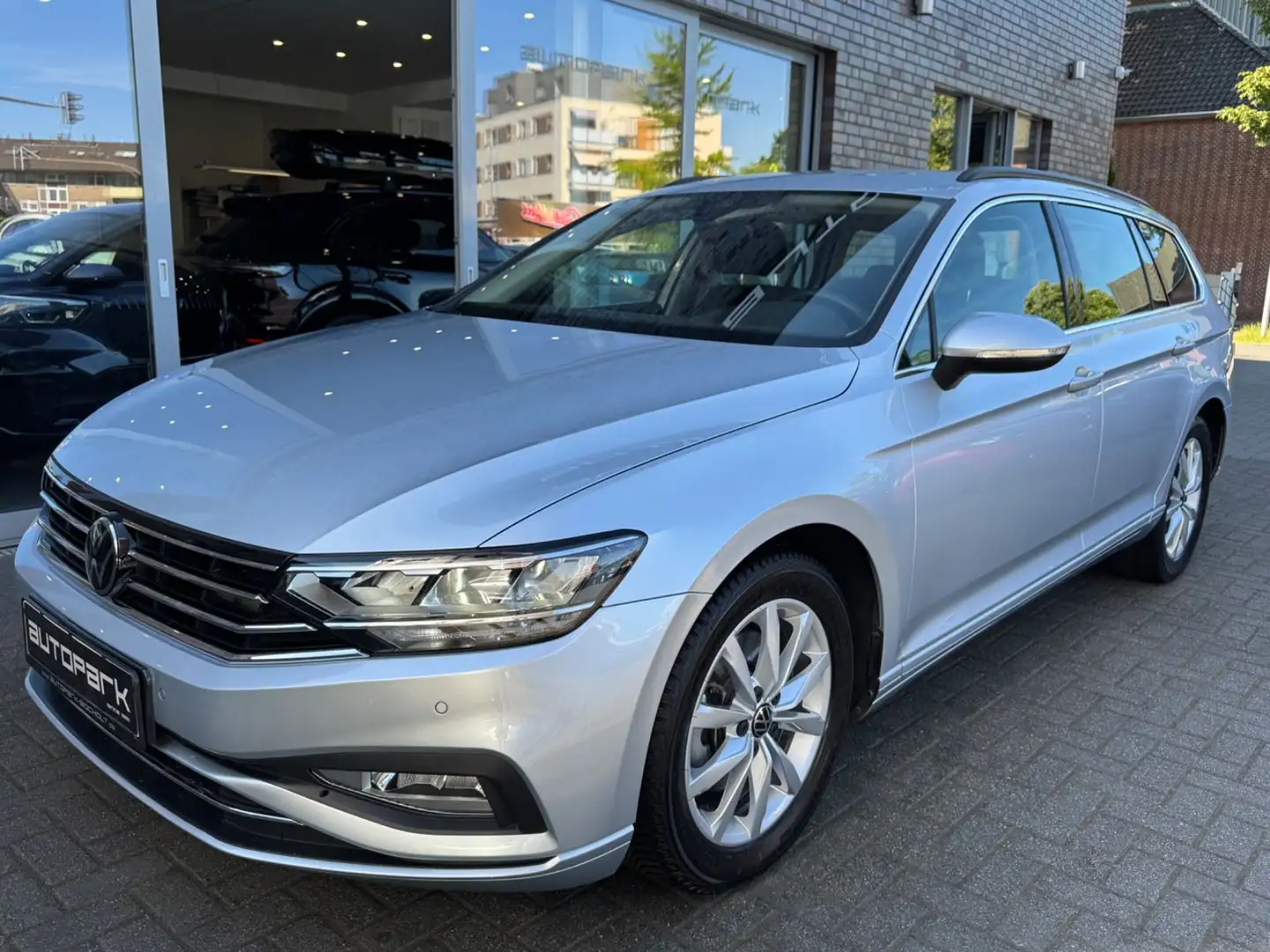 Volkswagen Passat Variant Business CAM ACC AHK APP Massage Zilver - 1