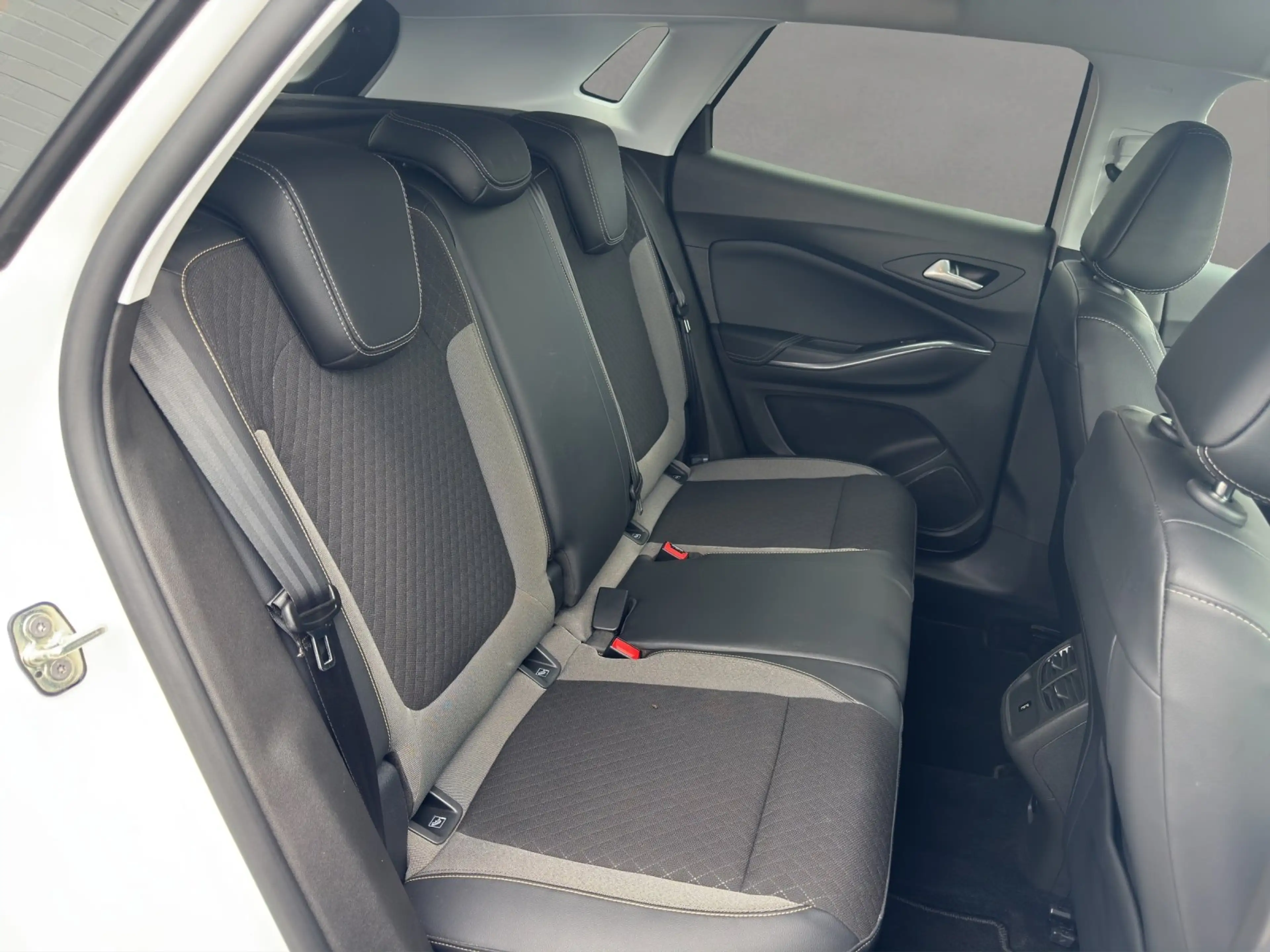 Opel Grandland X 1.2 Elegance Aut./LED/360°/TEMPO/SHZ — photo 9