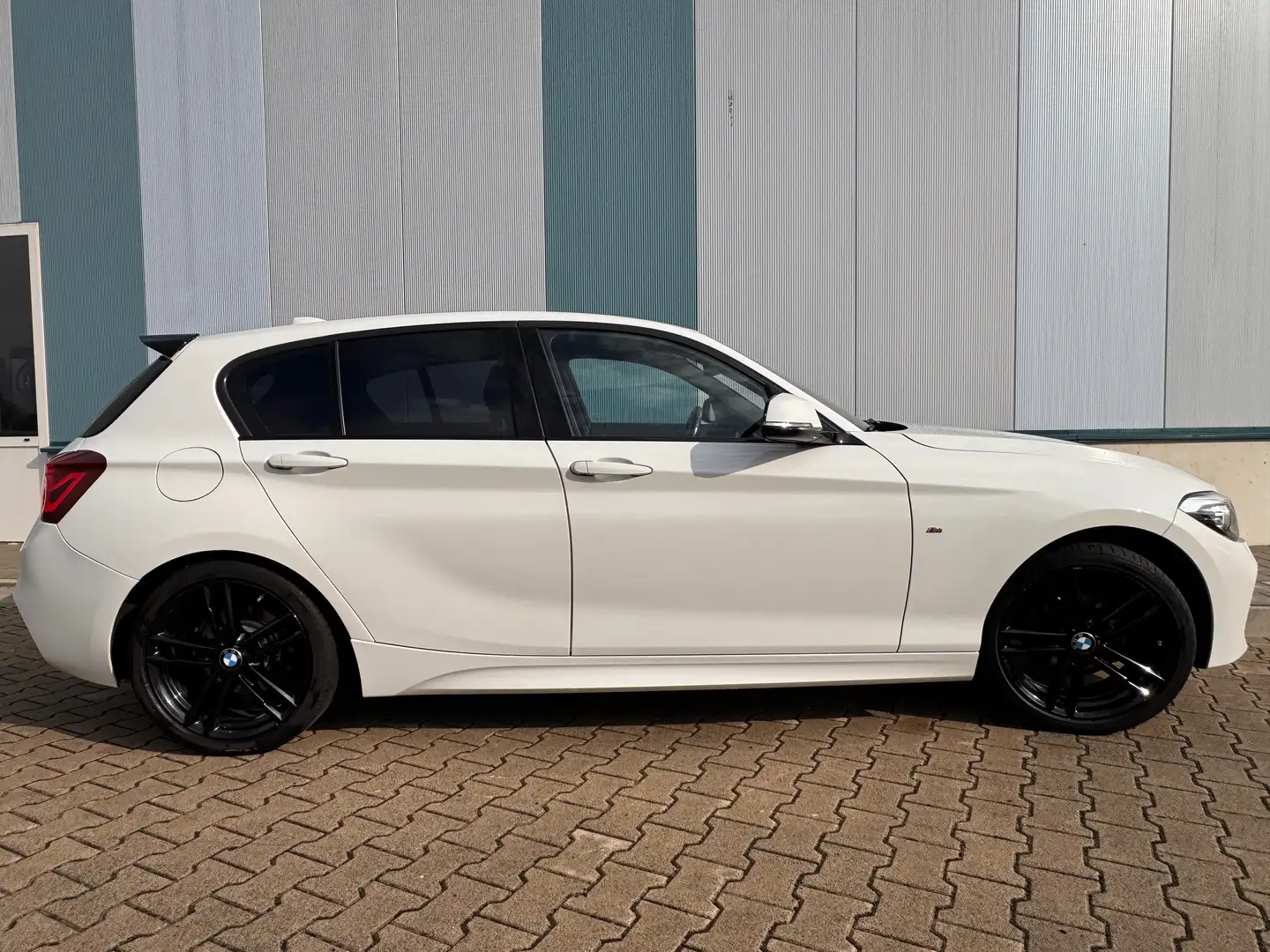 BMW 118 BMW 118i Edition M Sport Shadow High Executive Wit - 1