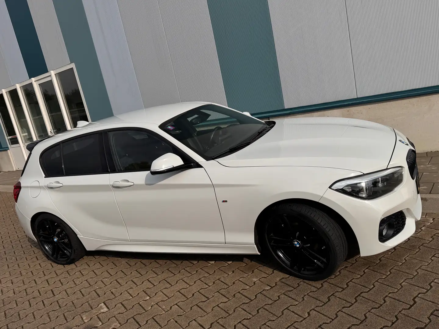 BMW 118 BMW 118i Edition M Sport Shadow High Executive Wit - 2