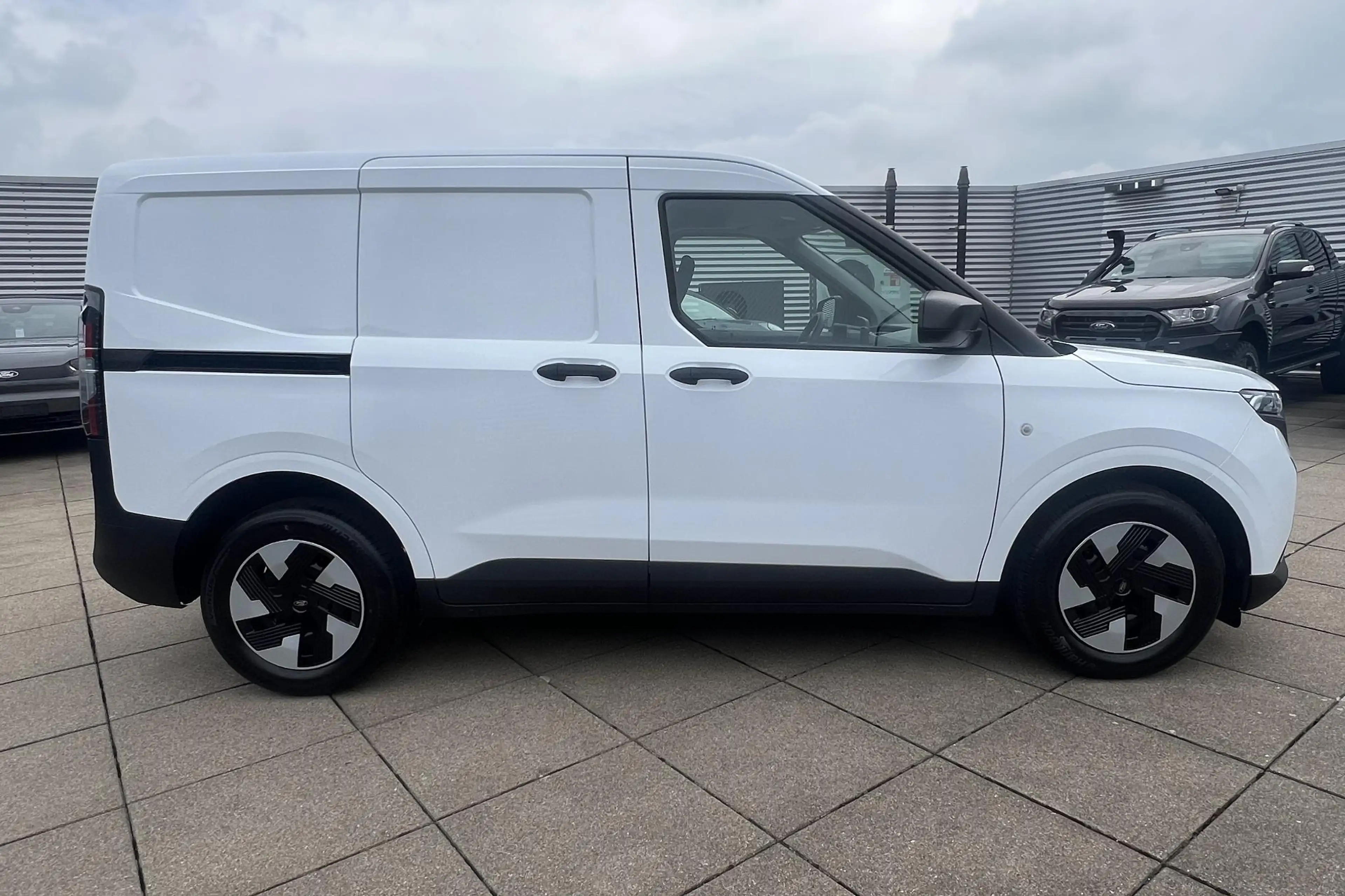 Ford Transit Courier e-Transit Trend 46.8kWh 136pk Voorraad | Snel rijd — photo 10