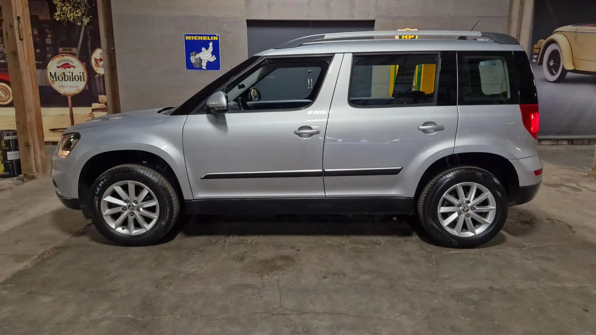 Skoda Yeti Outdoor 1.2 TSI Greentech Drive 110PK Automaat | R Argent - 2