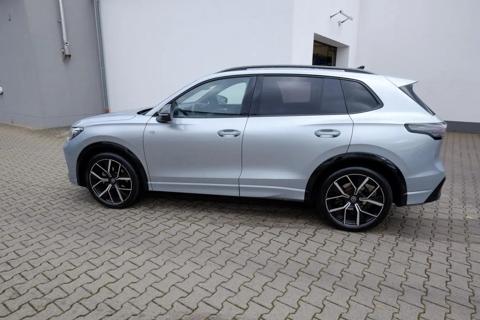 Volkswagen Tiguan 1.5 eTSI DSG R-Line/20 Zoll/Pano/Black Plateado - 2