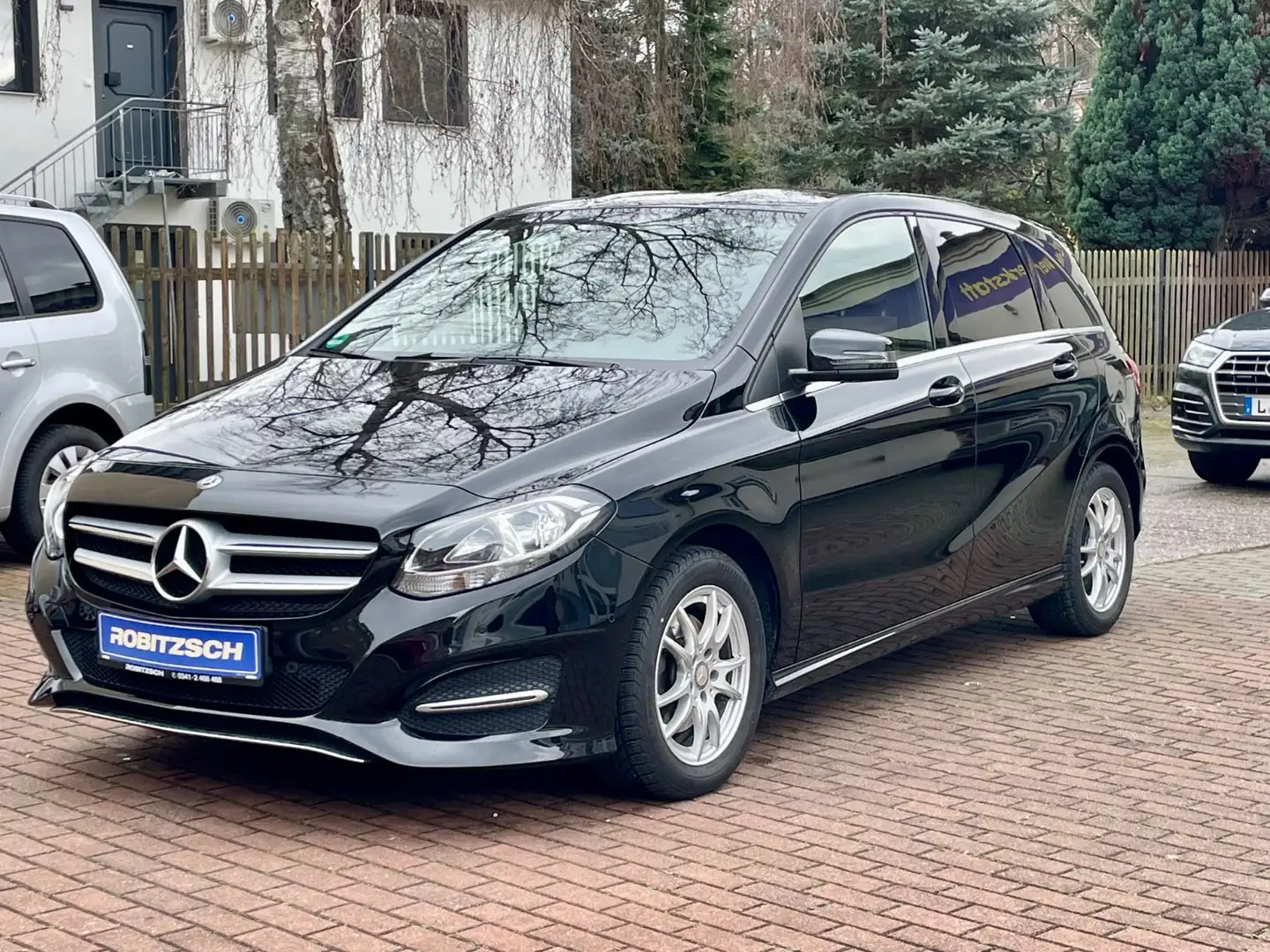 Mercedes-Benz B 180 7G-DCT Urban Style Leder WR HU Insp. neu Schwarz - 2