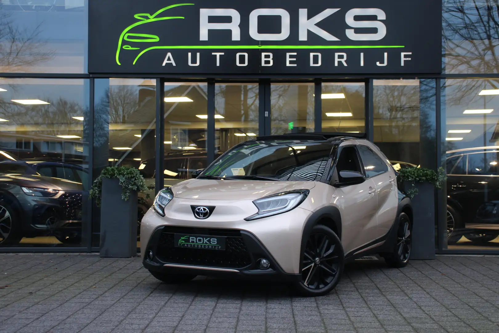 Toyota Aygo X 1.0 VVT-i MT Premium Cabrio Top Braun - 1