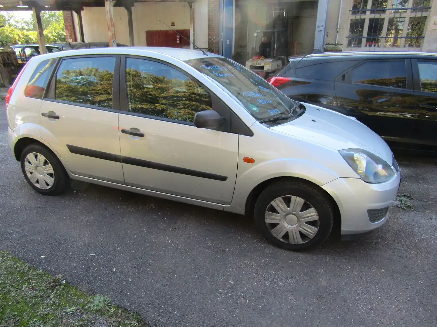 Ford Fiesta TÜV 07/27 Silber - 2
