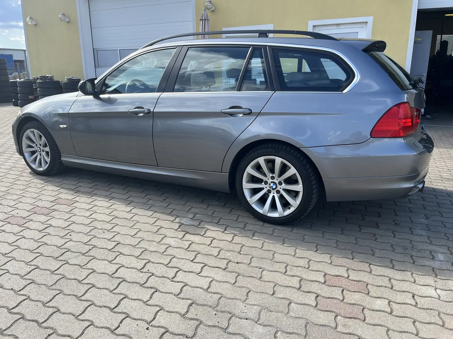 BMW 335 335xi Touring - 2