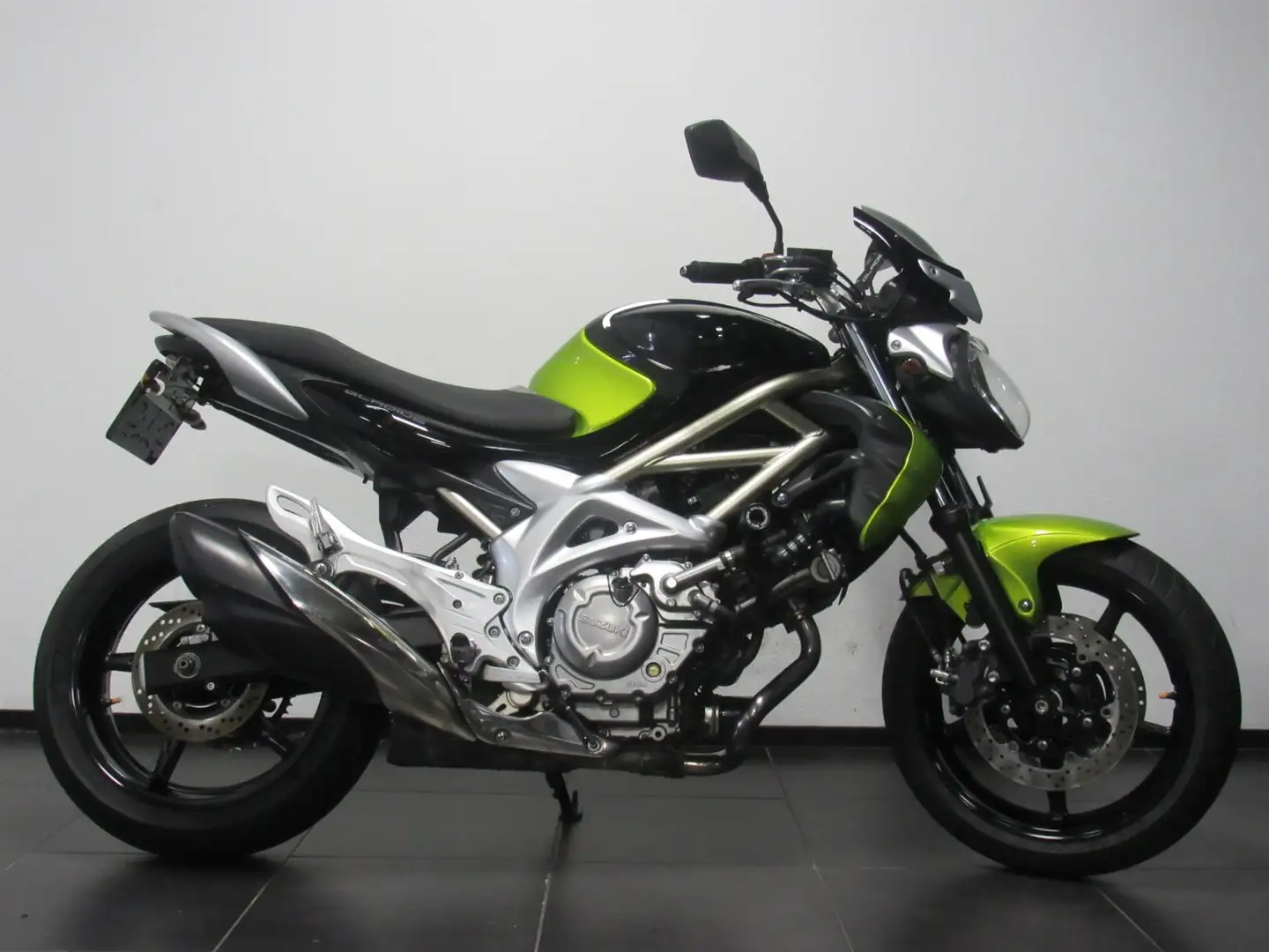 Suzuki GLADIUS Zwart - 1