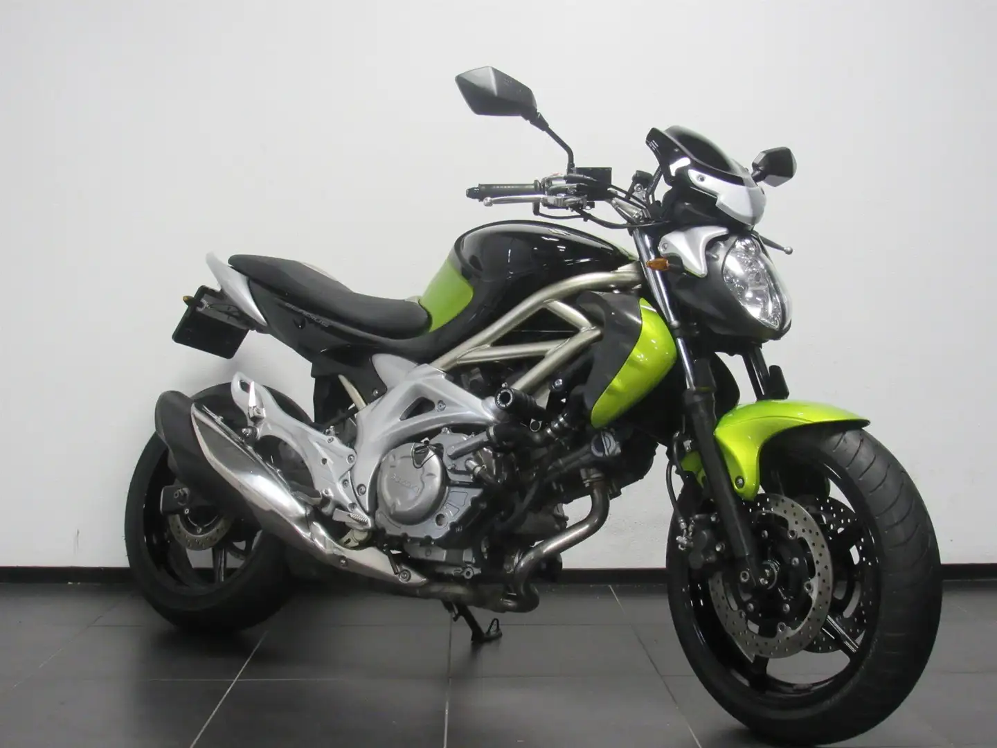 Suzuki GLADIUS Zwart - 2