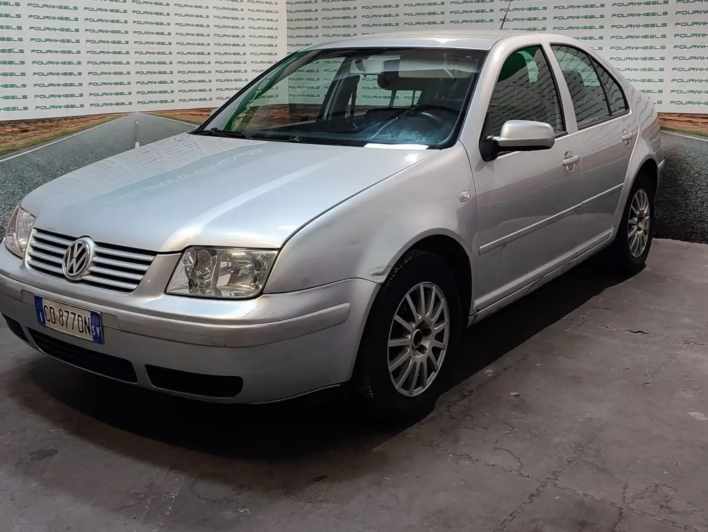 Volkswagen Bora 1.6 Highline Gris - 1