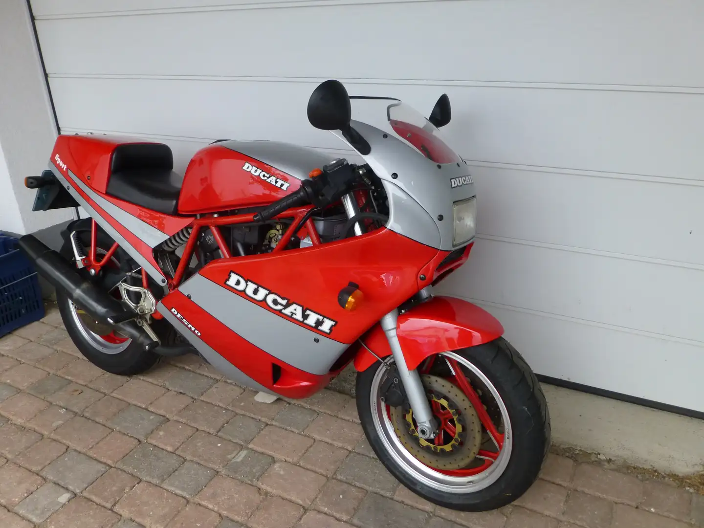 Ducati 750 Sport Red - 1