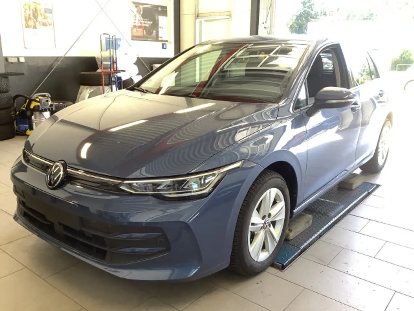 Volkswagen Golf VIII 1.5 eTSI Life DSG Kamera LED CarPlay Blauw - 2