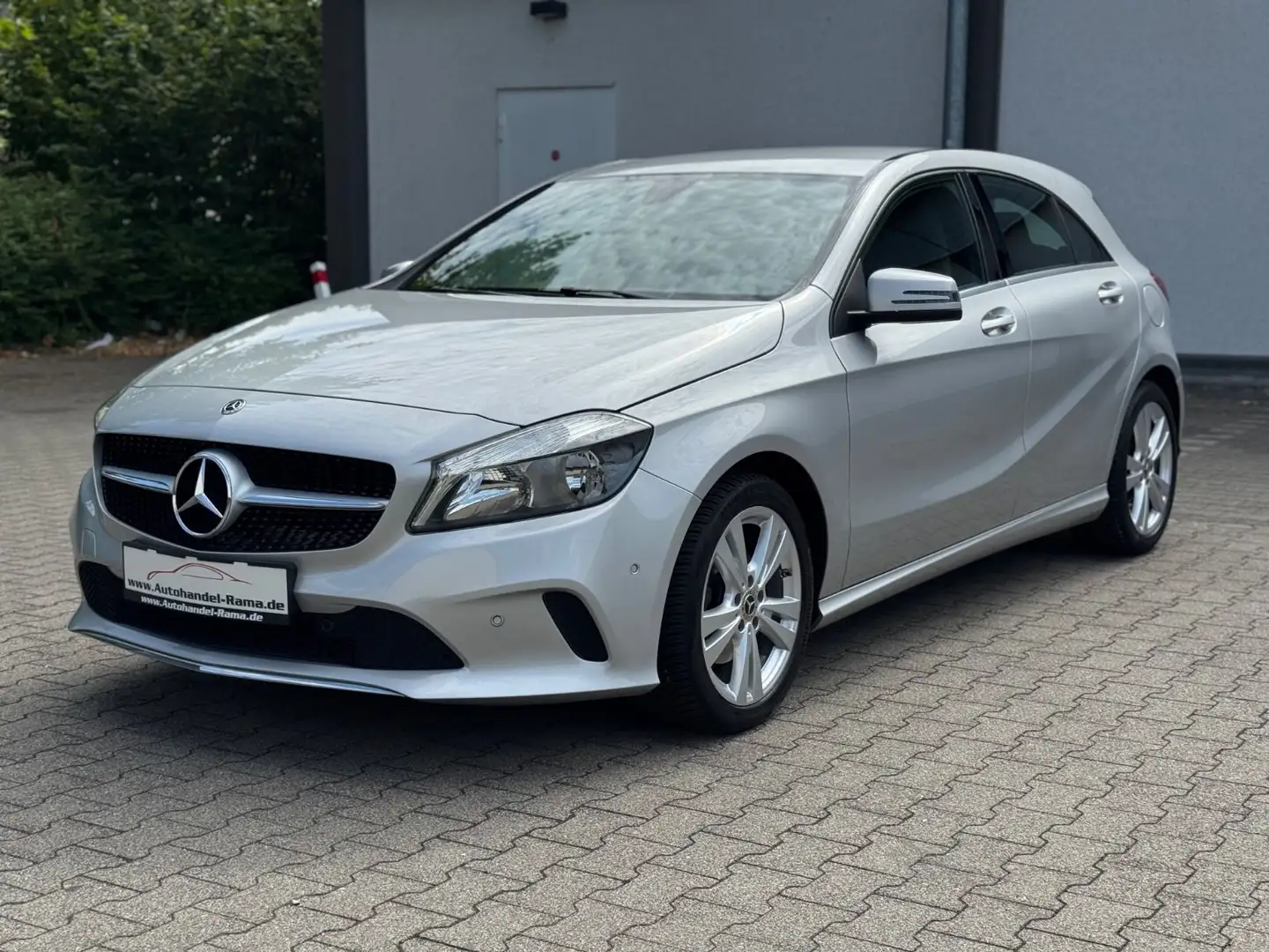 Mercedes-Benz A 180 BlueEfficiency Navi PDC Klimaa Alus 2.Hand Silber - 1