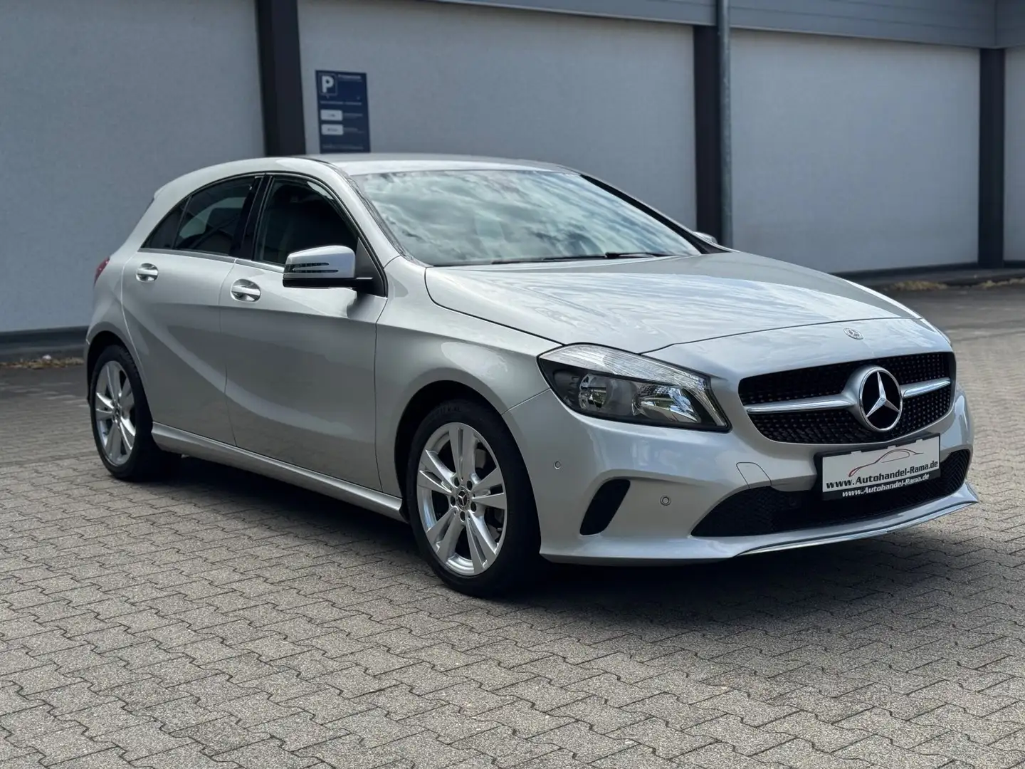 Mercedes-Benz A 180 BlueEfficiency Navi PDC Klimaa Alus 2.Hand Silber - 2