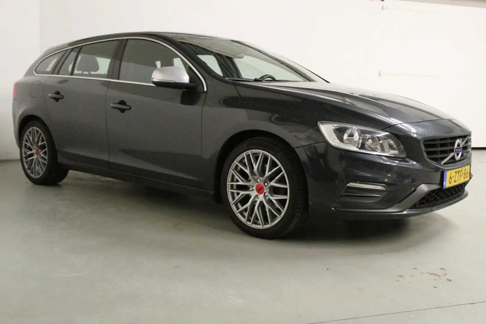 Volvo V60 1.6 T3 R-Design | DB-RIEM/VV | 18'LMV | TR-HAAK | Gris - 2