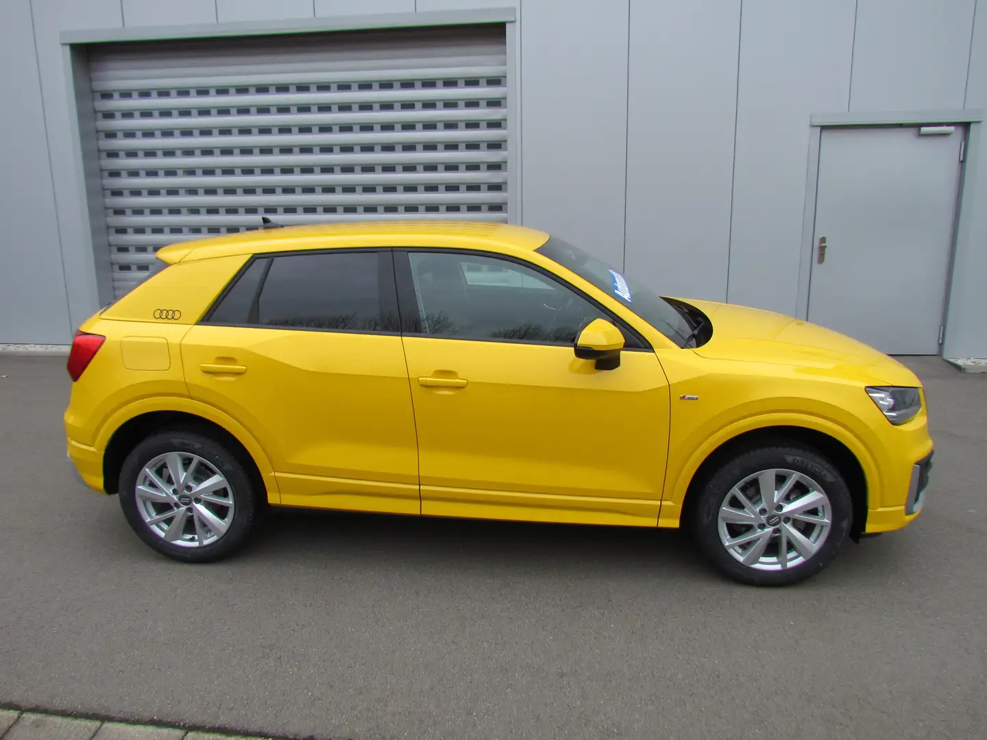 Audi Q2 30 TFSI S Line Jaune - 2