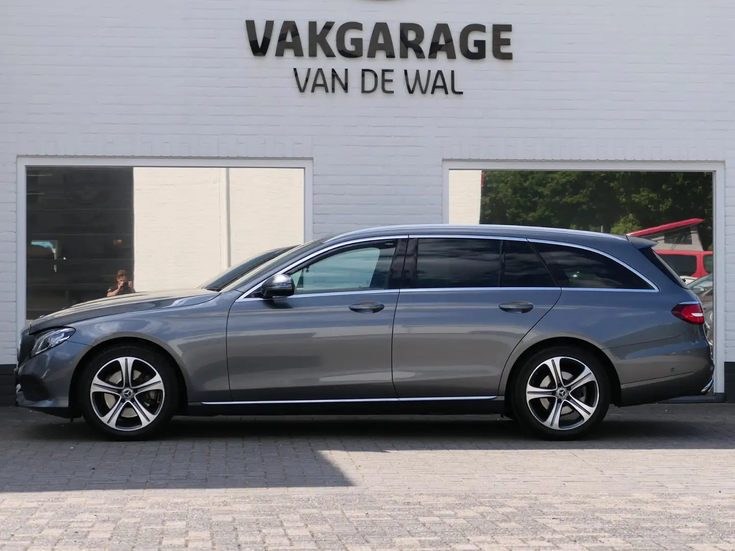 Mercedes-Benz E 200 Estate 4MATIC Premium | Luchtvering | Achteruitrij Grau - 2