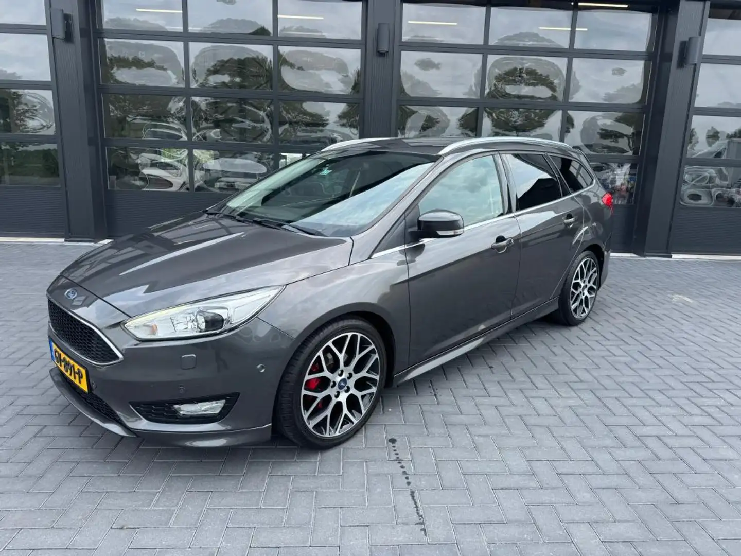 Ford Focus 1.0 ST-line Gris - 1