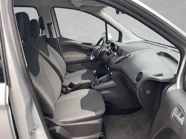 Ford Transit Courier view 3