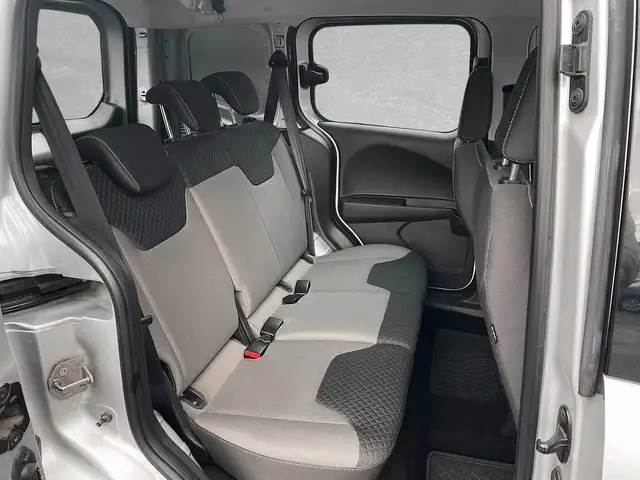 Ford Transit Courier view 5