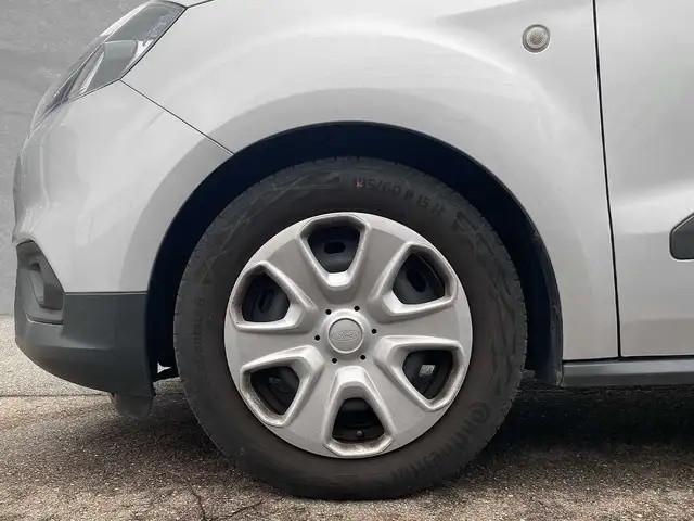 Ford Transit Courier view 9