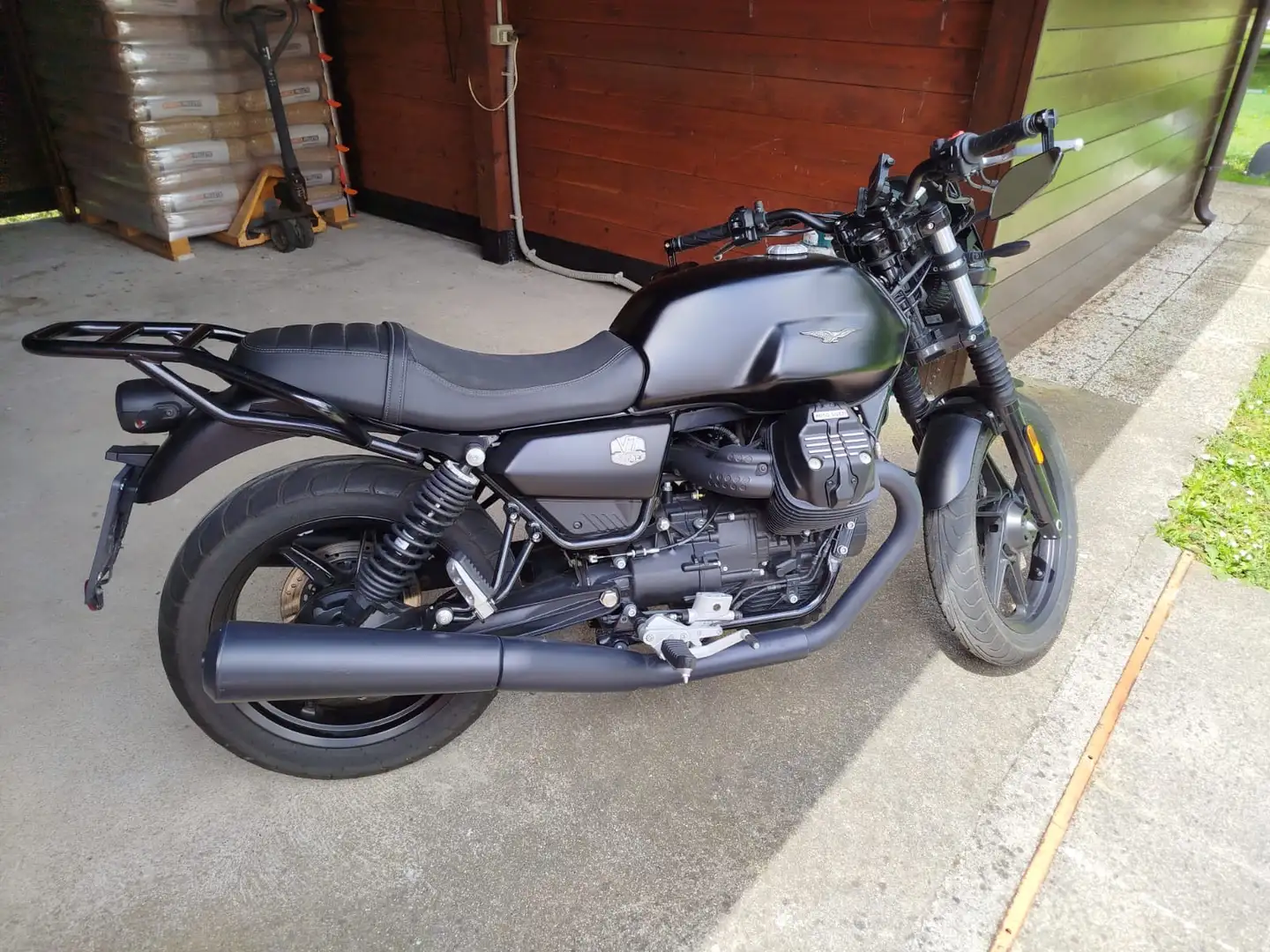 Moto Guzzi V 7 Stone Negru - 1