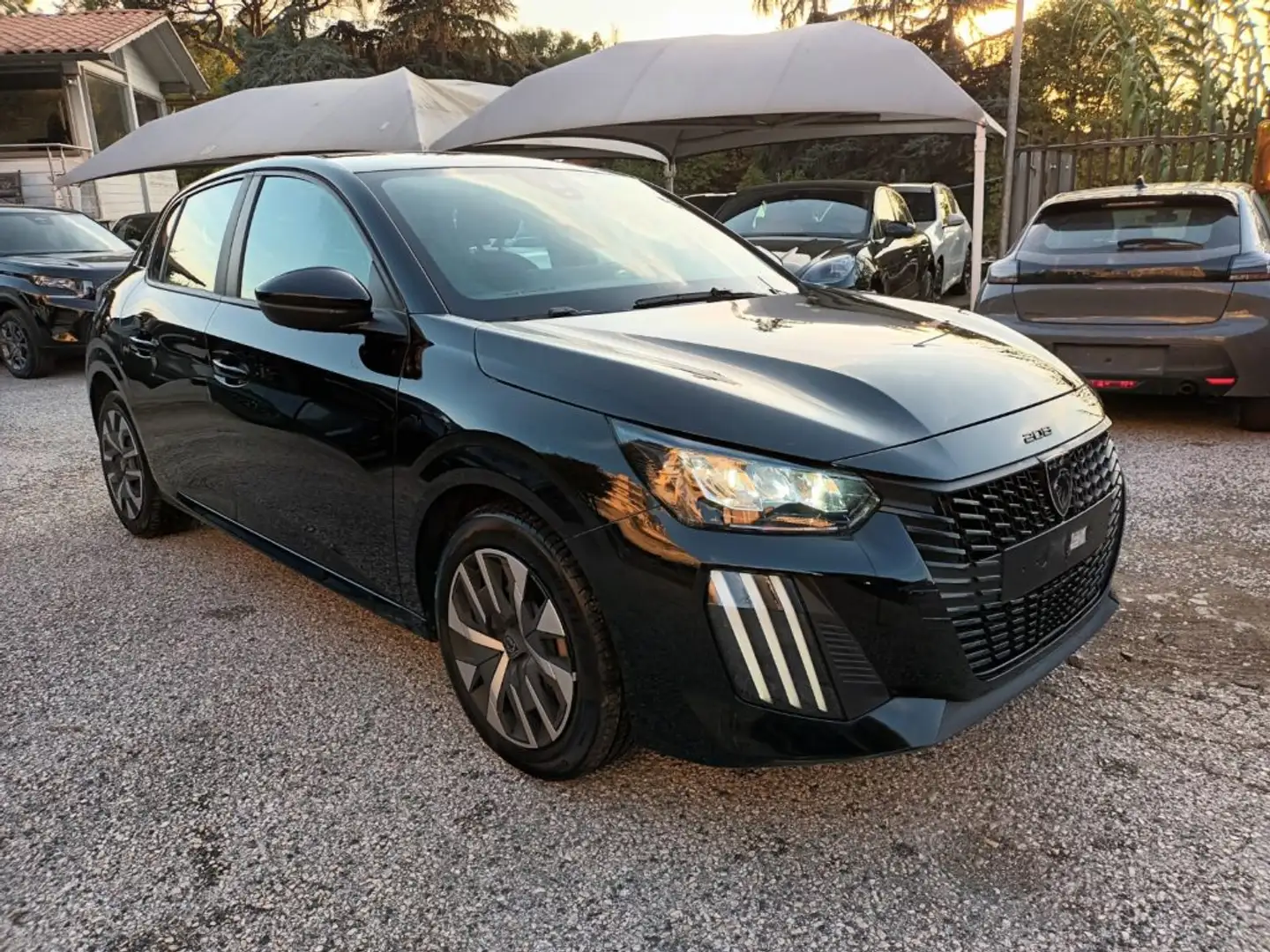 Peugeot 208 1200 PURETECH ACTIVE 100CV NAV LED Schwarz - 1