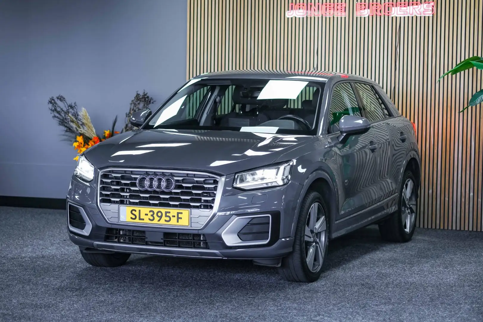 Audi Q2 1.0 TFSI | Limited | Automaat | Grijs - 2