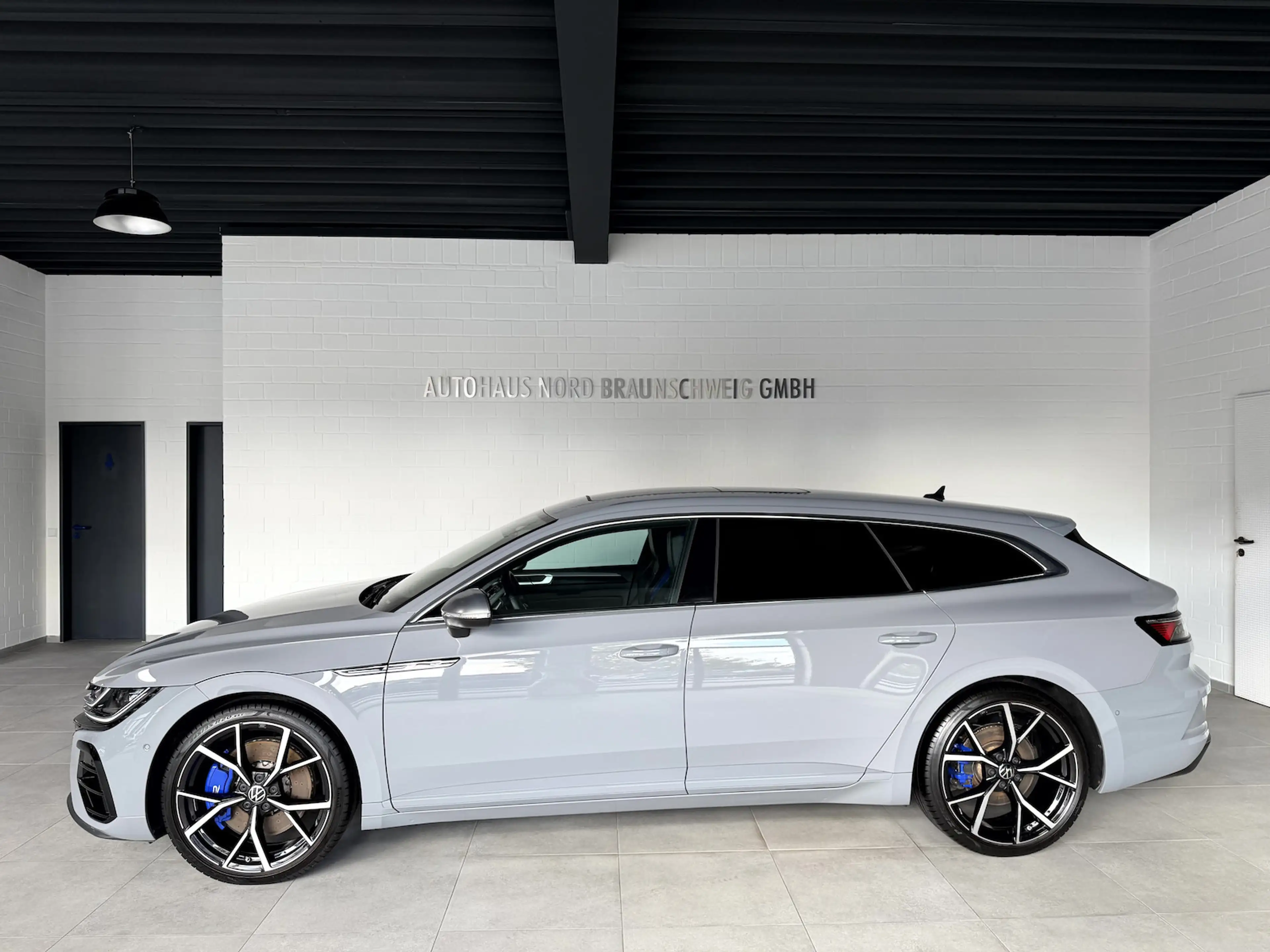Volkswagen Arteon Shooting Brake R 2.0 TSI*IQ*Pano*HUD*AHK* — photo 3