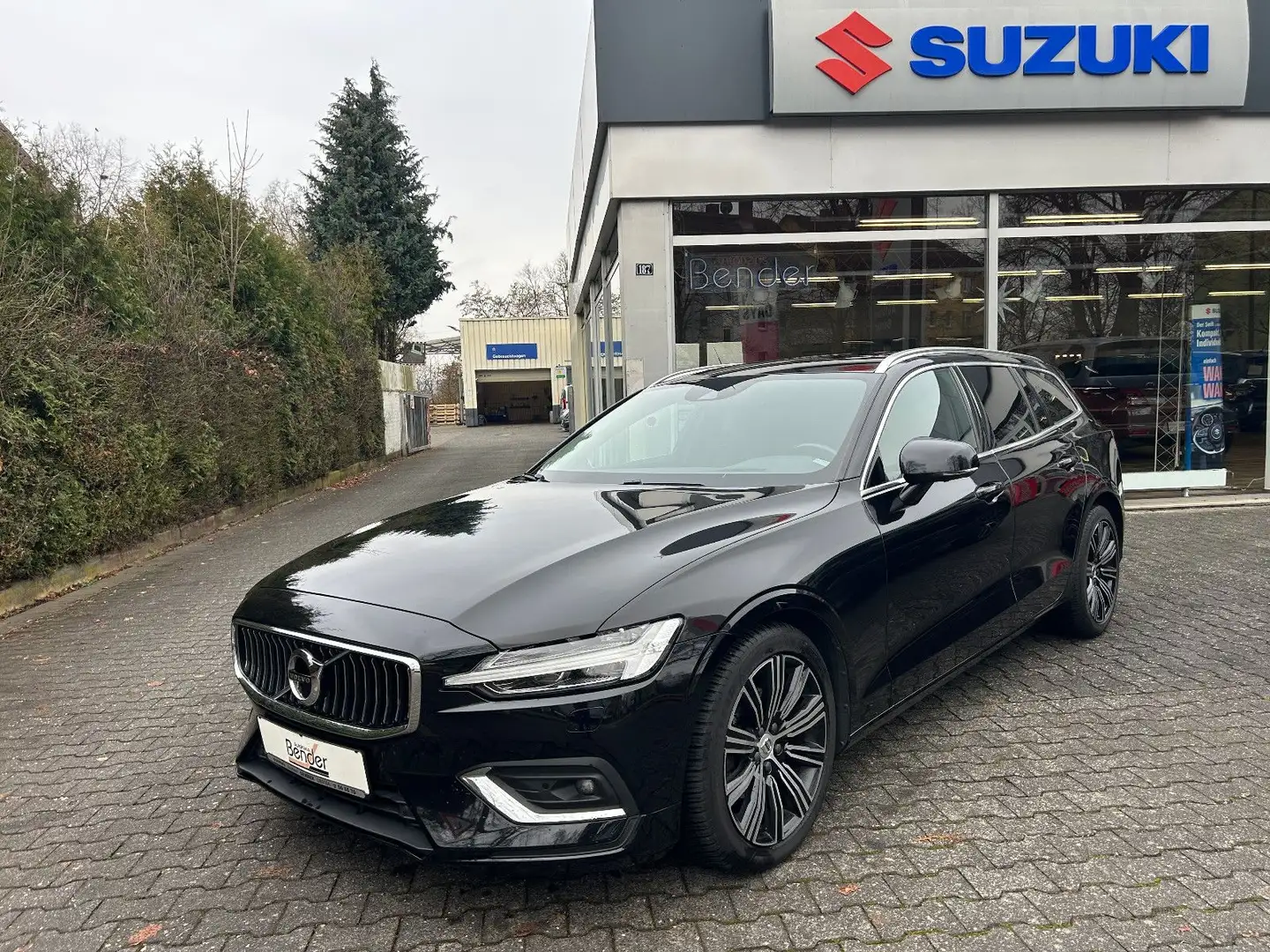 Volvo V60 Kombi Inscription LEDER PANO STANDHZG 360° Schwarz - 1