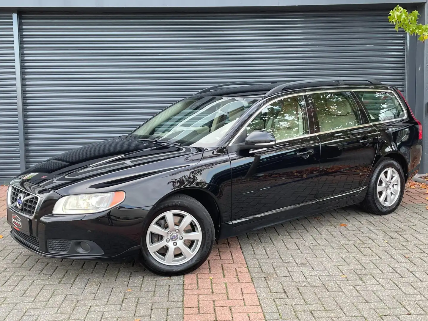 Volvo V70 2.0 T5 Kinetic Aut | Climate Control | Leer | Navi Schwarz - 2