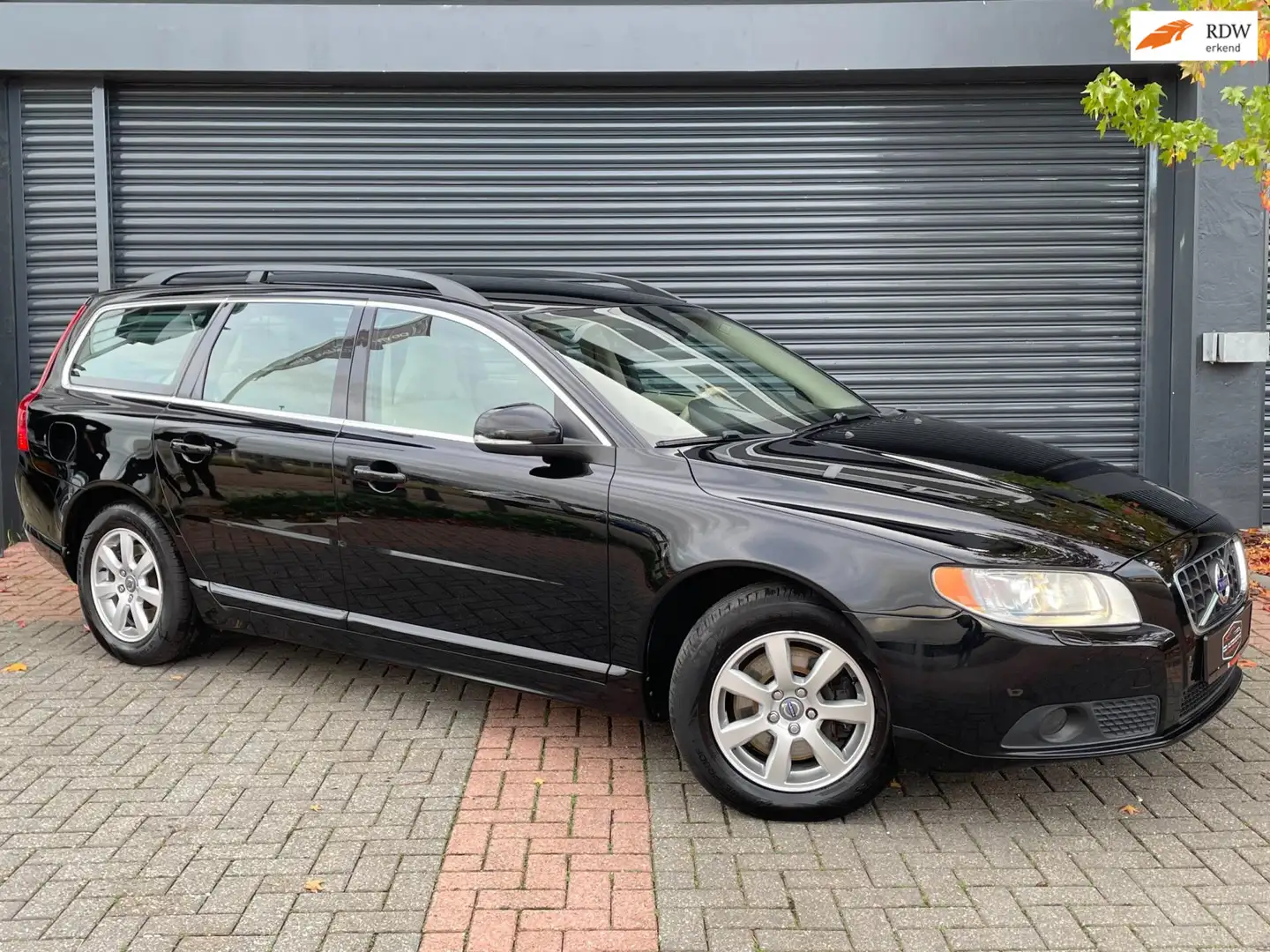 Volvo V70 2.0 T5 Kinetic Aut | Climate Control | Leer | Navi Schwarz - 1