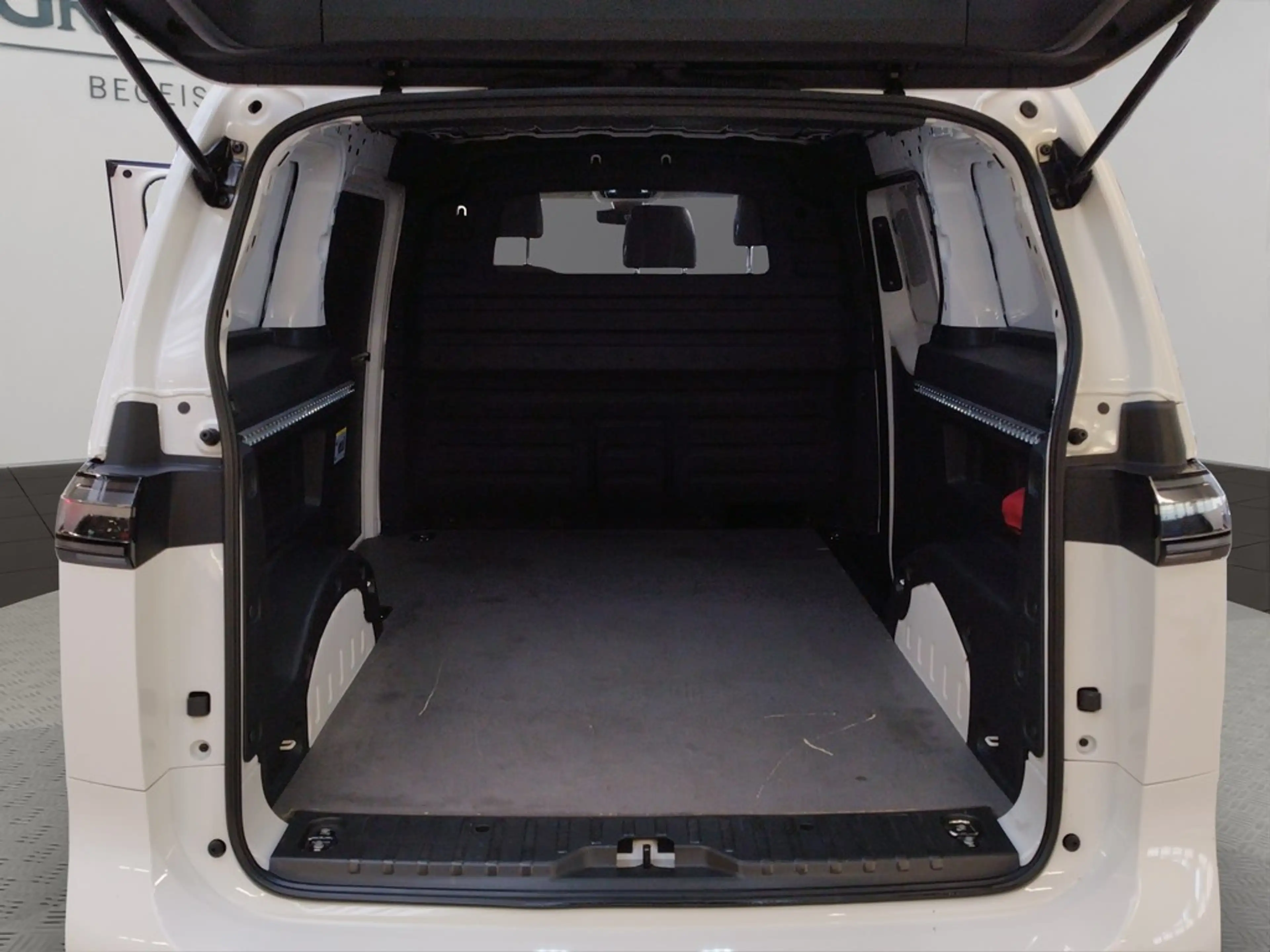 Volkswagen ID. Buzz Cargo ID.Buzz Cargo 150 kW GRA Navi AHK Bluetooth — photo 15