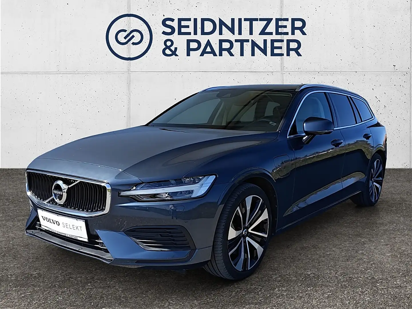 Volvo V60 T8 Twin Engine PHEV Momentum Pro Geartronic Blau - 1