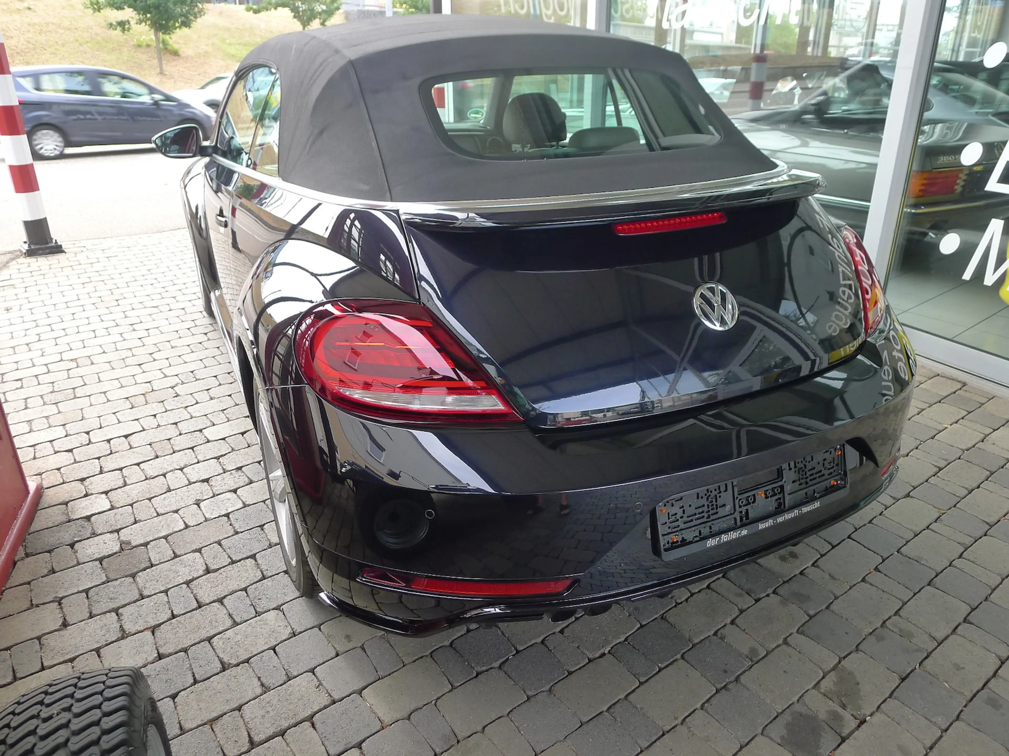 Volkswagen Beetle Cabrio DSG schwarz R-Line — photo 3