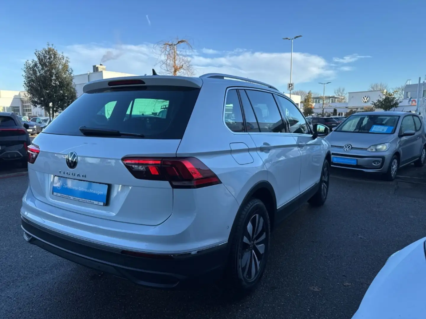 Volkswagen Tiguan Move 1.5 TSI DSG AHK Navi LED ACC Rückfahrkamera Weiß - 2
