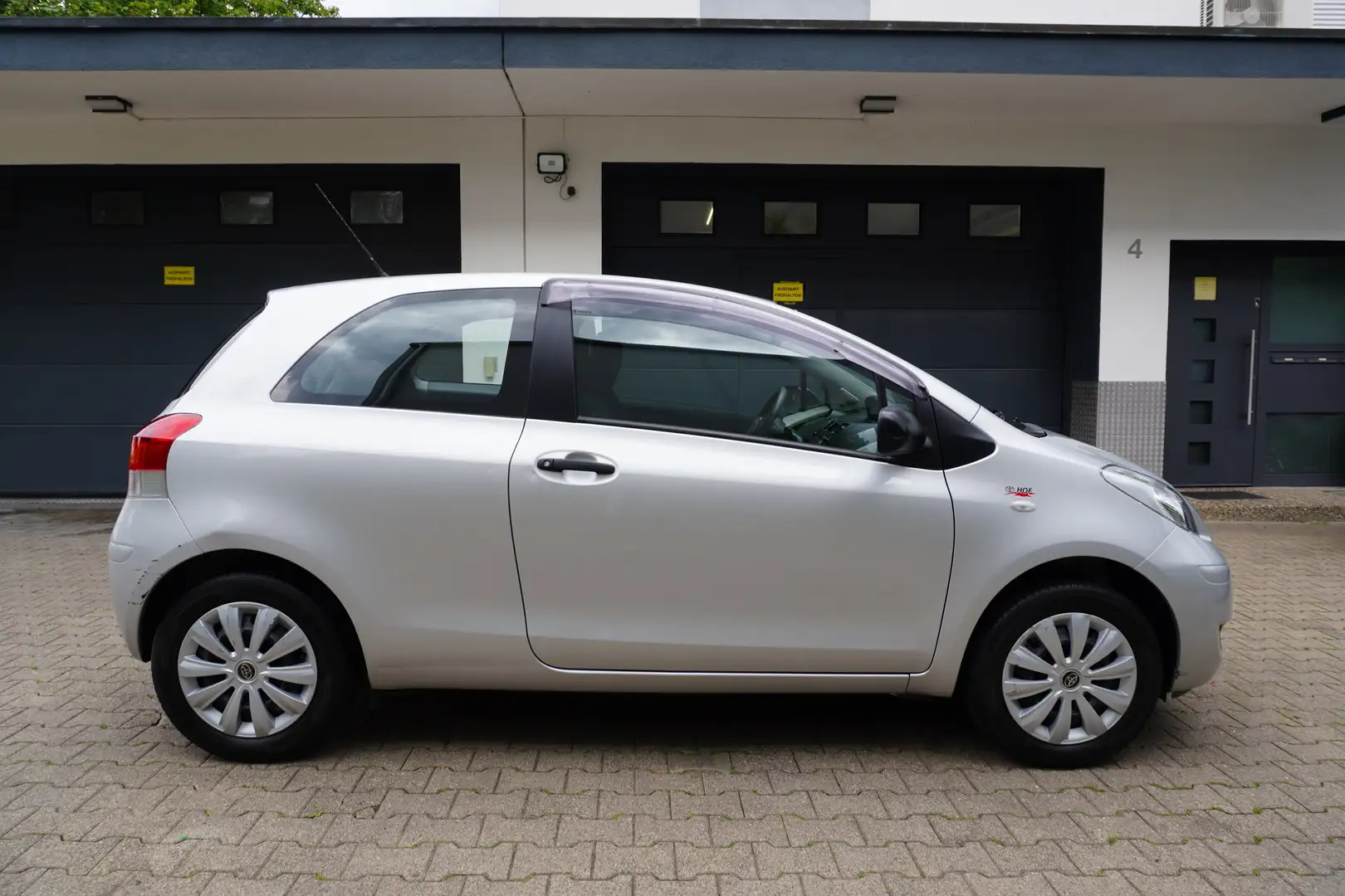 Toyota Yaris 1.0 Cool KLIMA+AHK+SERVO+ZV+1.Hd+Org.86.Tkm Grau - 2