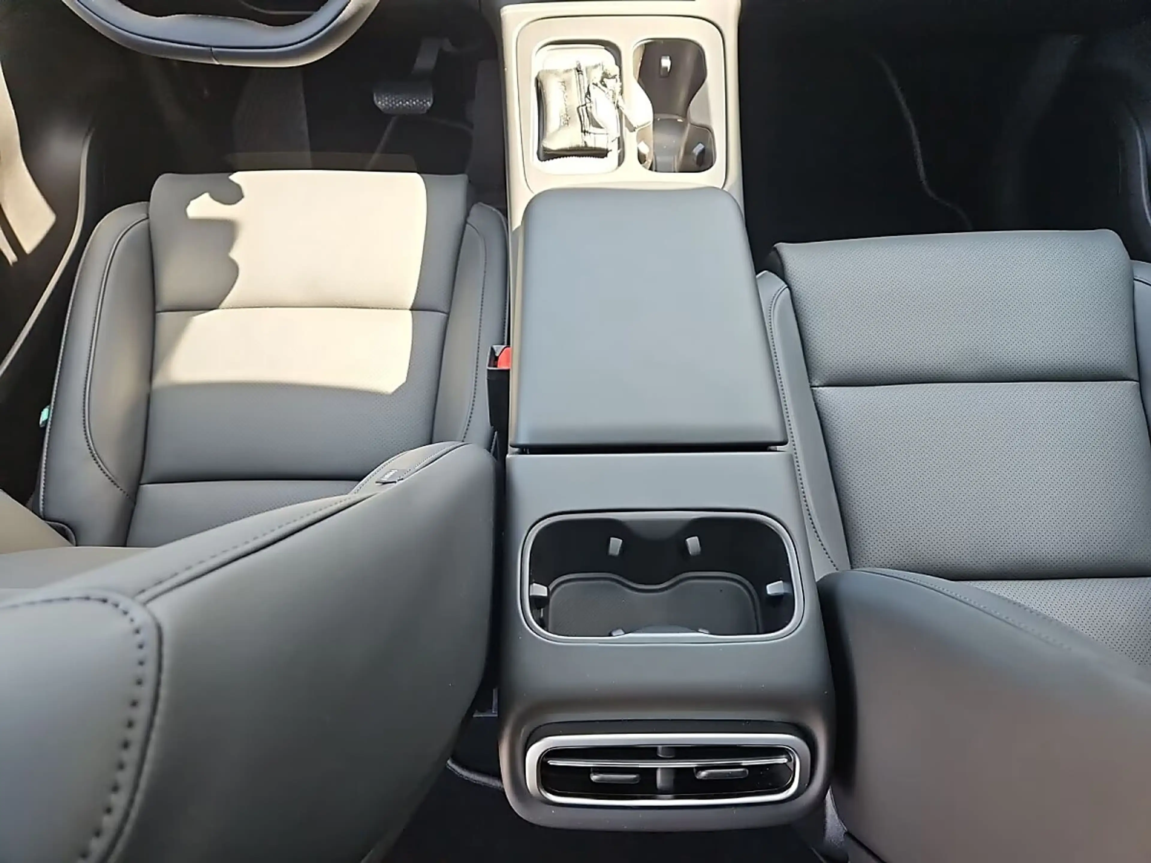 Leapmotor C10 REEV 28,4kWh Design — photo 14