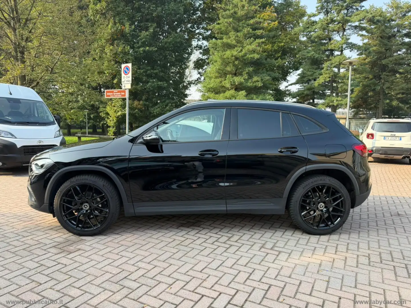 Mercedes-Benz GLA 180 GLA 180 Automatic Sport Plus Schwarz - 2