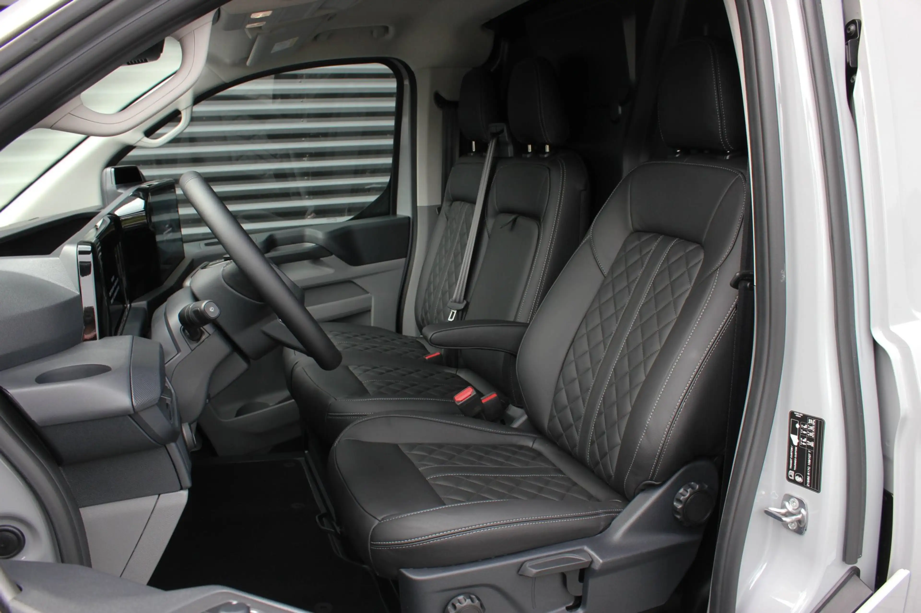 Ford E-Transit Cust. 340 L2H1 Limited 71 kWh 218PK / JB- EDITON / — photo 14