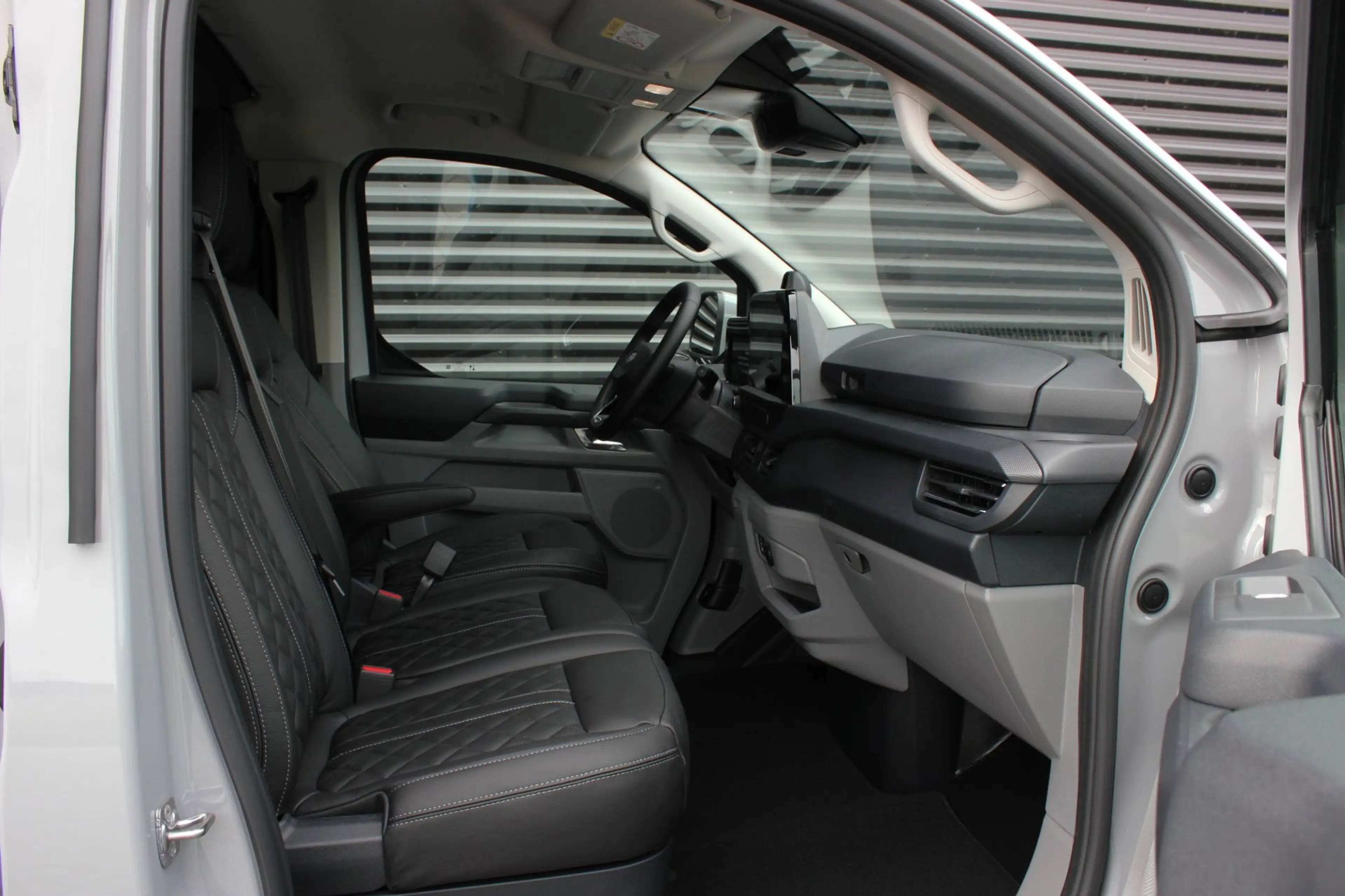 Ford E-Transit Cust. 340 L2H1 Limited 71 kWh 218PK / JB- EDITON / — photo 26