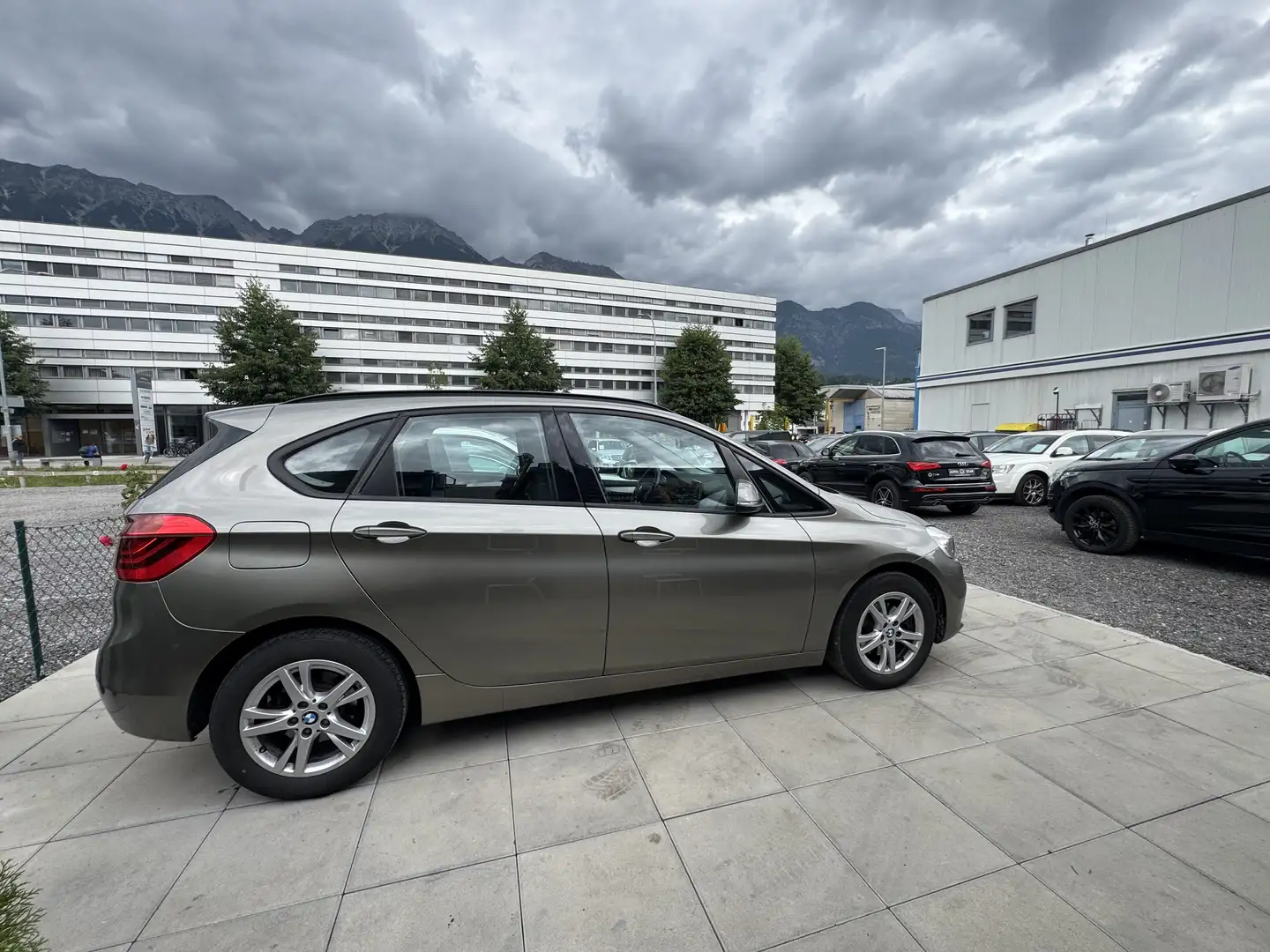 BMW 216 216 d Advantage Grau - 2