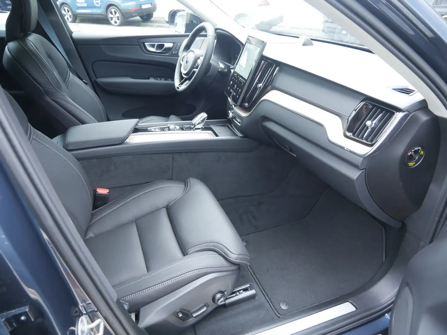 Volvo XC60 Recharge T8 AWD Ultimate Dark PANO 360° Blau - 2