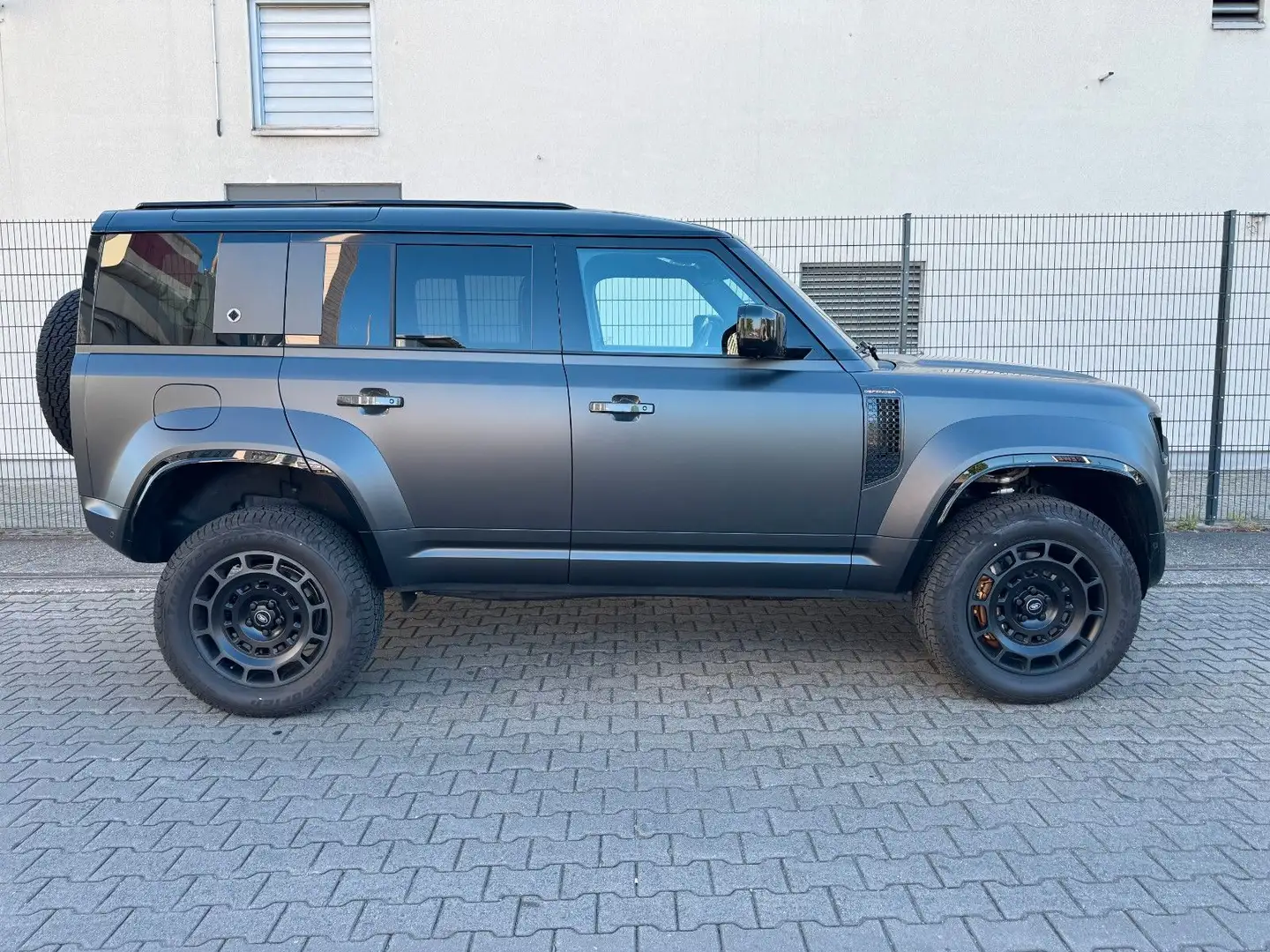 Land Rover Defender 4.4 P635 110 OCTA Edition One Gris - 2