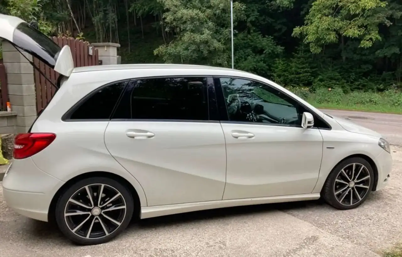 Mercedes-Benz B 180