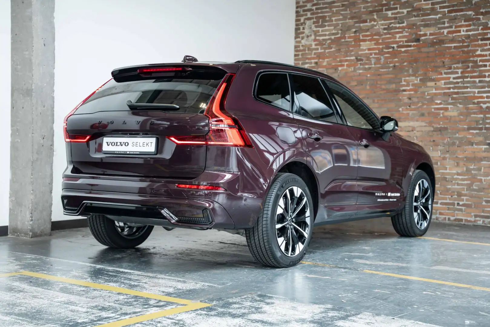 Volvo XC60 2.0 T6 Plug-in hybrid AWD Plus Dark | Nieuw model Bruin - 2