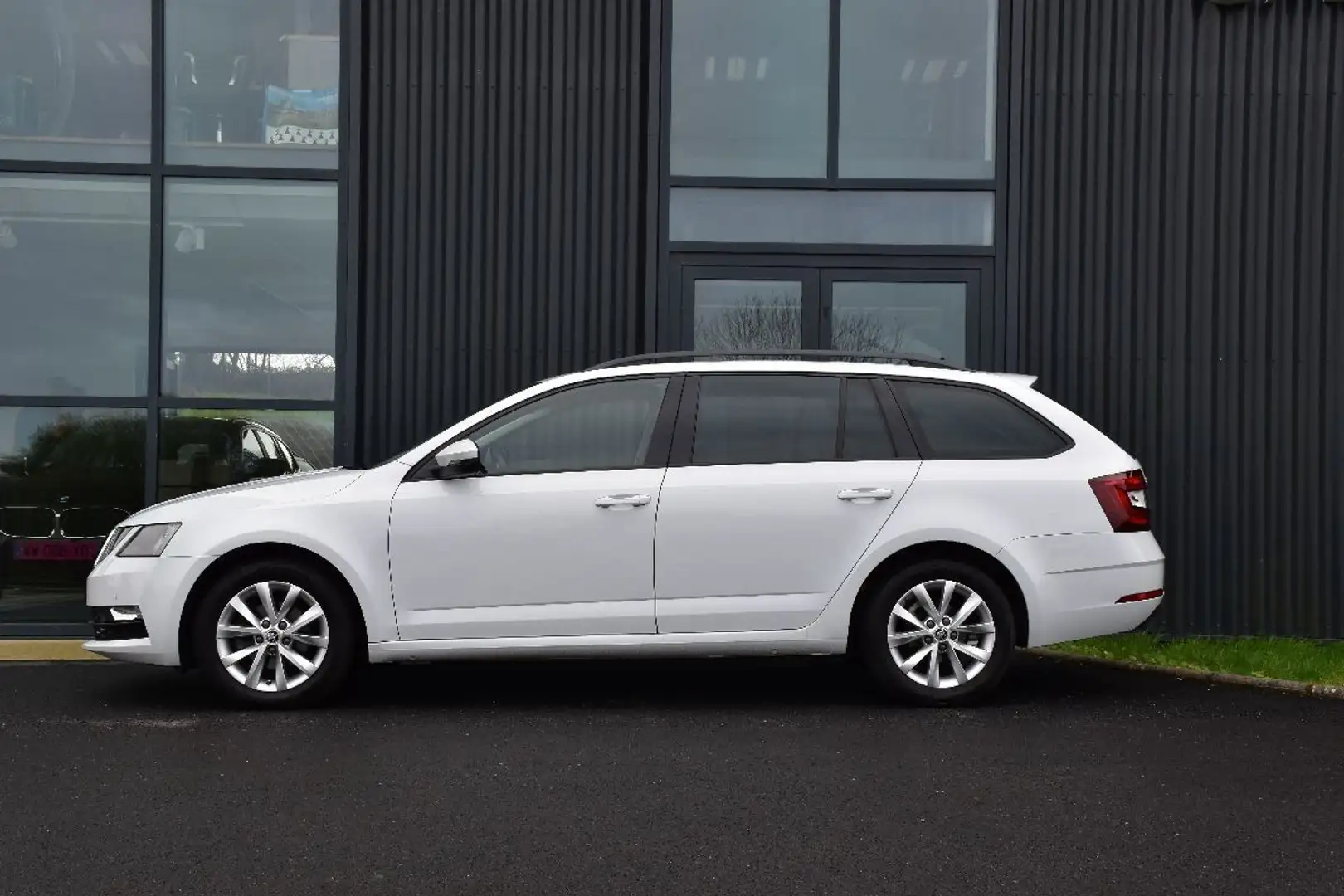 Skoda Octavia III (2) 1.6 TDI SCR 116 BUSINESS Weiß - 2