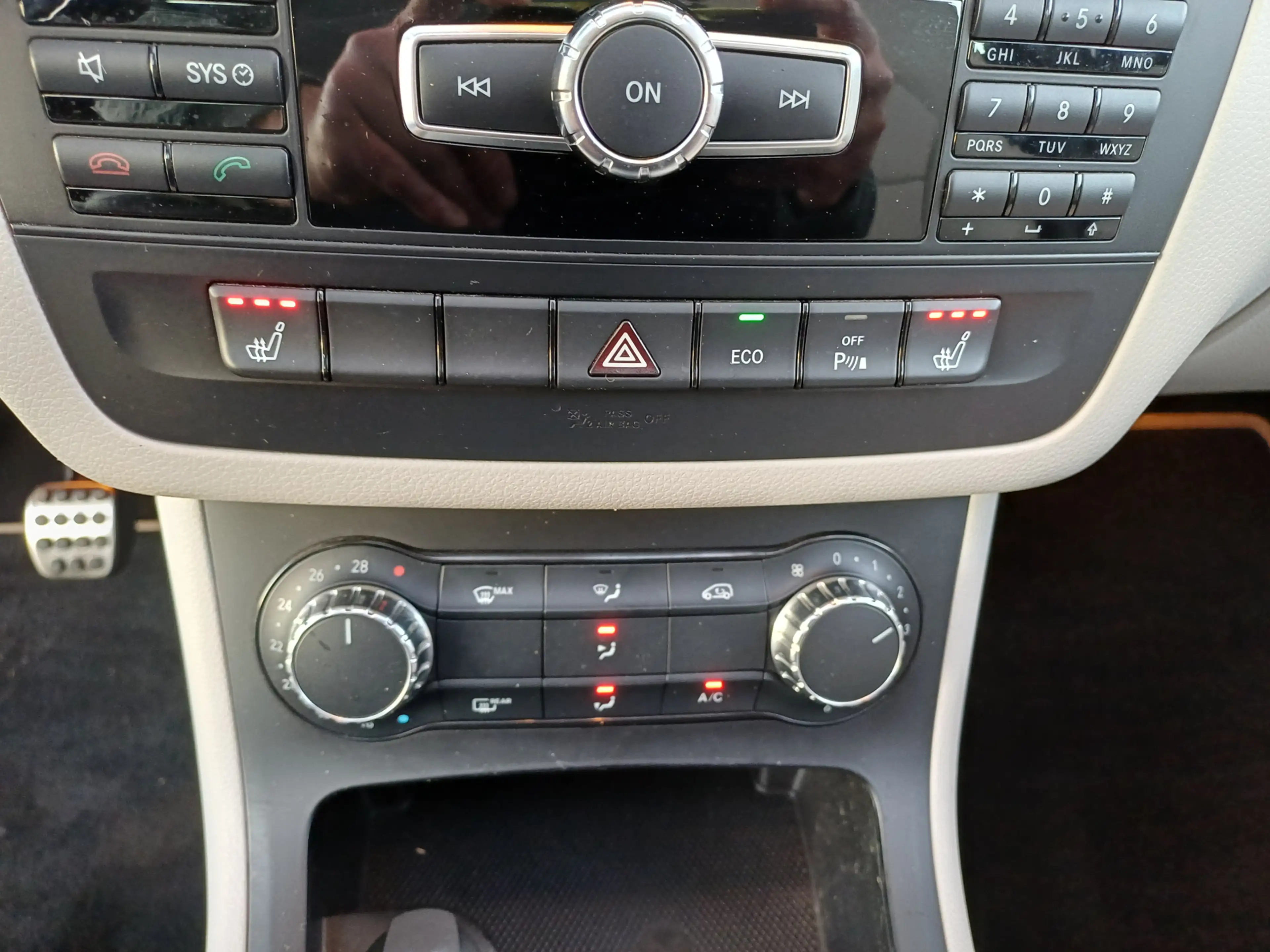 Mercedes-Benz B 180 Prestige /Pano/Leder/Navi/Dealer onderhouden!/ — photo 42